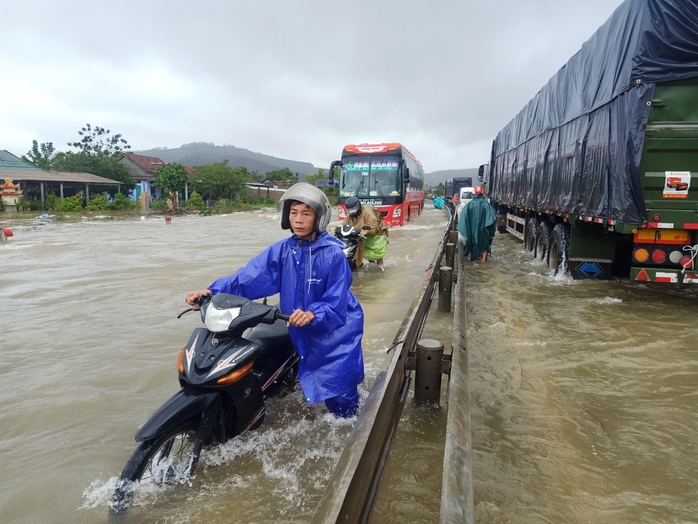 Mưa lớn và xả lũ nhấn chìm hạ du - Ảnh 1.