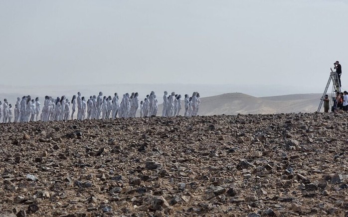 Hàng trăm người chụp ảnh khỏa thân ở biển Chết - Ảnh 2.