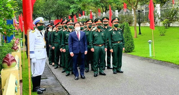 Lãnh đạo Bộ Quốc phòng dâng hương tưởng niệm anh hùng liệt sĩ Đoàn tàu không số - Ảnh 1.