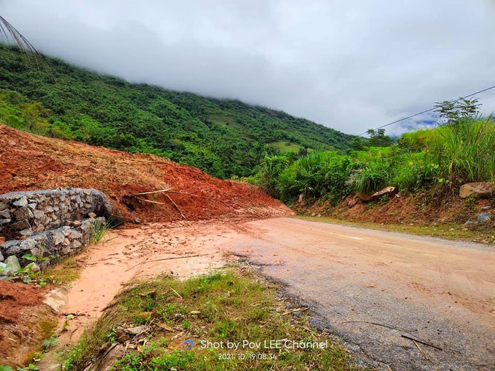 Sạt lở núi, hàng ngàn m3 đất đá vùi lấp quốc lộ lên huyện biên giới Thanh Hóa - Ảnh 1.