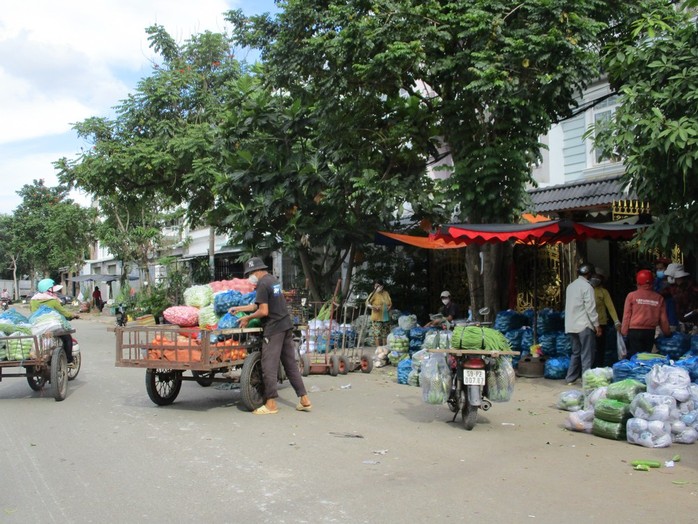 Mua bán tự phát bên ngoài chợ đầu mối Hóc Môn vẫn nhộn nhịp - Ảnh 7.