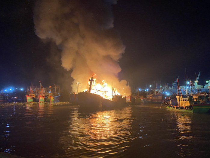 Bình Định: Cháy hàng loạt tàu cá đang neo đậu tại cảng cá Quy Nhơn - Ảnh 2.