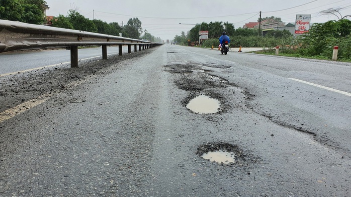 Bẫy tai nạn trên Quốc lộ 1 lại hiện ra sau mưa lớn, chẳng có biển cảnh báo - Ảnh 4.