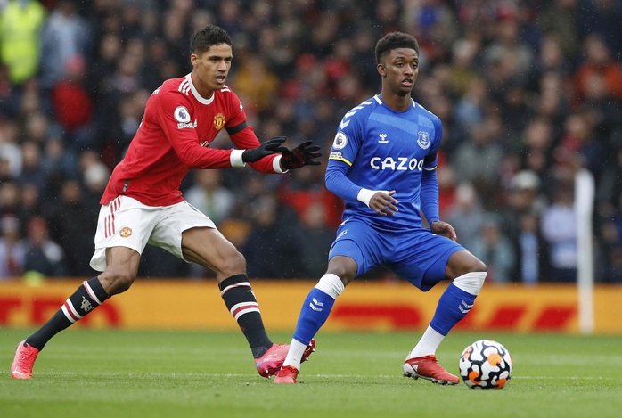 Hàng thủ Man United vất vả theo kèm Demarai Gray Hàng thủ Man United vất vả theo kèm Demarai Gray
