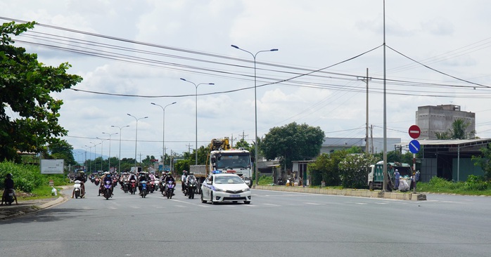CSGT dẫn đường cho gần 2.000 người Ninh Thuận chạy xe máy về quê - Ảnh 2.