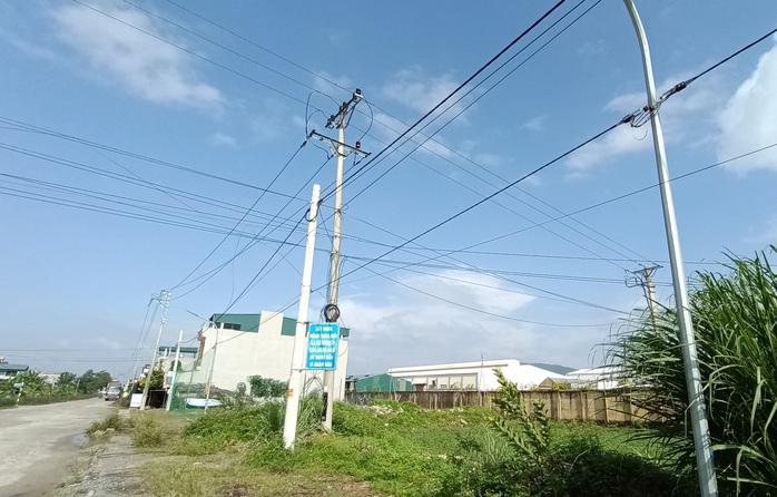 Người dân lo lắng vì đường điện 35 KV sát khu dân cư - Ảnh 1.