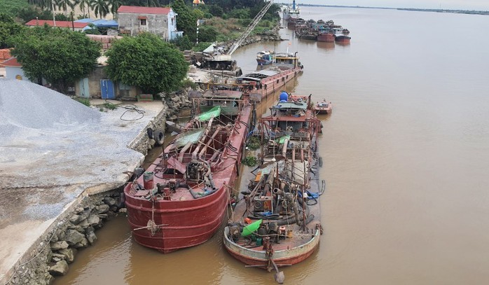 Bộ Công an dẹp nạn cát tặc, bắt quả tang 24 tàu đang hút cát trái phép - Ảnh 1.