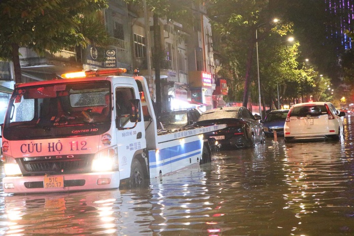 TP HCM: Triều cường kết hợp mưa lớn gây ngập nặng - Ảnh 1. tỷ lệ bóng đá kèo nhà cái: Triều cường kết hợp mưa lớn gây ngập nặng - Ảnh 1.