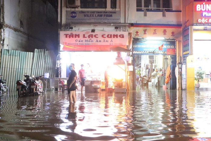 TP HCM: Triều cường kết hợp mưa lớn gây ngập nặng - Ảnh 4. tỷ lệ bóng đá kèo nhà cái: Triều cường kết hợp mưa lớn gây ngập nặng - Ảnh 4.
