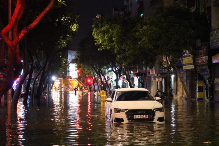 TP HCM: Triều cường kết hợp mưa lớn gây ngập nặng - Ảnh 5. tỷ lệ bóng đá kèo nhà cái: Triều cường kết hợp mưa lớn gây ngập nặng - Ảnh 5.
