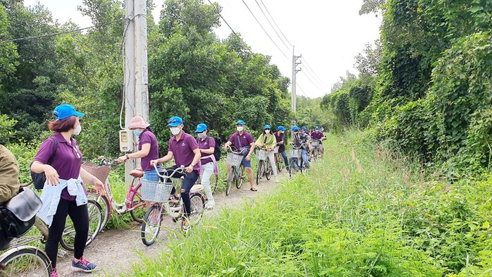 Những du khách nước ngoài đầu tiên đi tour đường sông sau giãn cách - Ảnh 5.