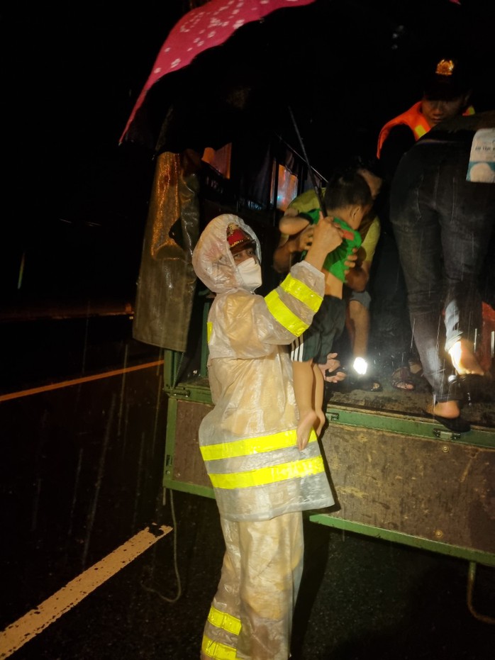 CSGT Quảng Nam giải cứu hàng chục người kẹt giữa dòng nước lũ - Ảnh 3.