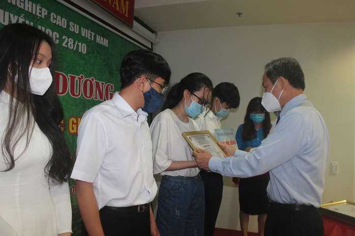 Tuyên dương 463 học sinh, sinh viên học giỏi, vượt khó - Ảnh 1.