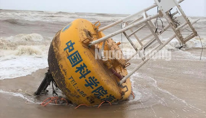 Một căn nhà và phao hàng hải có chữ Trung Quốc dạt vào bờ biển Thừa Thiên - Huế - Ảnh 1.