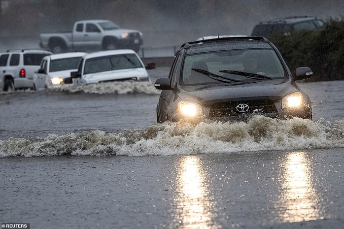 Bom bão lịch sử vùi dập bang California - Ảnh 5.