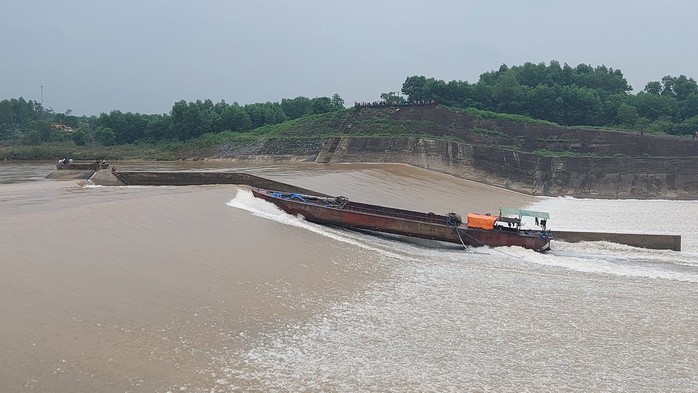 Cứu đoàn cán bộ Sở GTVT Quảng Trị mắc kẹt giữa dòng nước, đưa vào bờ an toàn - Ảnh 2.