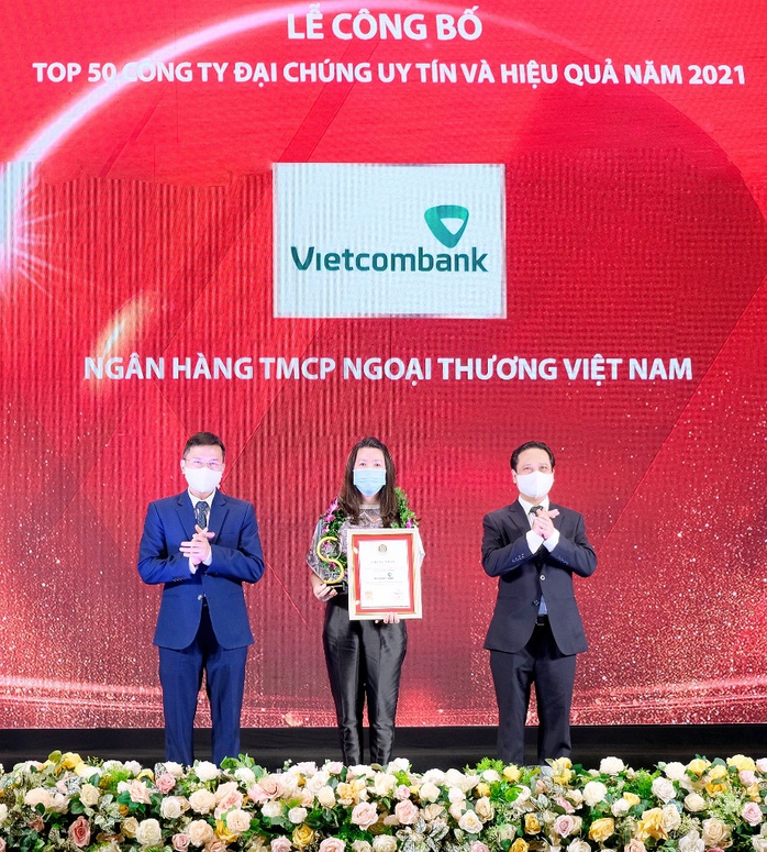 Vietcombank dẫn đầu Top 10 ngân hàng thương mại uy tín năm 2021 - Ảnh 1. Vietcombank dẫn đầu Top 10 ngân hàng thương mại uy tín năm 2021 - Ảnh 1.