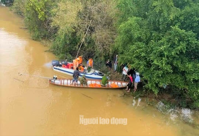 Nữ sinh lớp 8 để lại xe đạp điện trên bờ, nghi nhảy xuống sông tự tử - Ảnh 1.