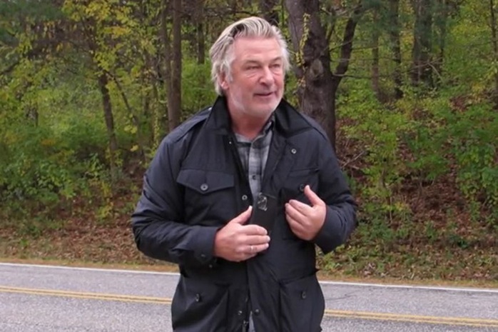 Tài tử Alec Baldwin ủng hộ giới hạn súng thật trên trường quay - Ảnh 1.