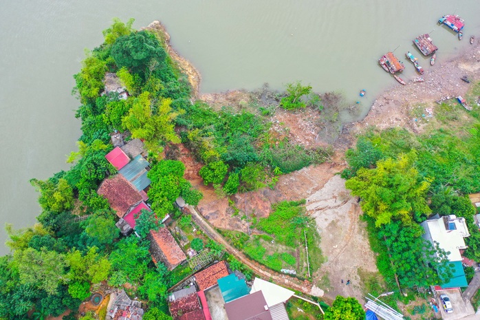 CLIP: Hơn chục hộ dân sống trong lo lắng vì hàng trăm mét sông Hồng sạt lở nghiêm trọng - Ảnh 3.