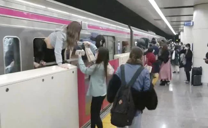 Nhật Bản: Khách nhảy khỏi cửa sổ tàu điện ngầm để trốn đâm chém, phóng hỏa - Ảnh 1.