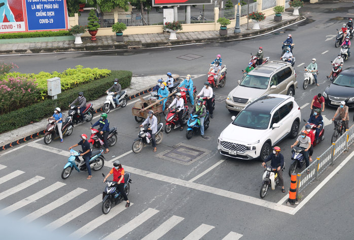 Người dân quay lại làm việc, đường phố TP HCM đông nghẹt ngày đầu tuần - Ảnh 8.