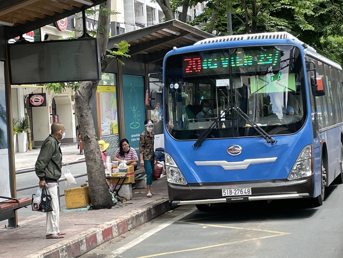 Hôm nay, 4 tuyến xe buýt đầu tiên hoạt động lại - Ảnh 1.