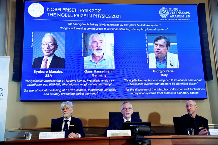 3 nhà khoa học chia nhau giải Nobel Vật lý 2021 - Ảnh 1.