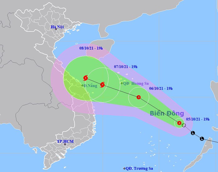 Áp thấp nhiệt đới trên Biển Đông khả năng mạnh lên thành bão hướng vào miền Trung - Ảnh 1.