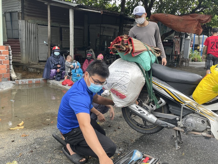 Sinh viên Trường ĐH Đông Á: Vượt mưa gió, xuyên đêm cứu hộ xe máy, giúp dân về quê tránh dịch - Ảnh 6.