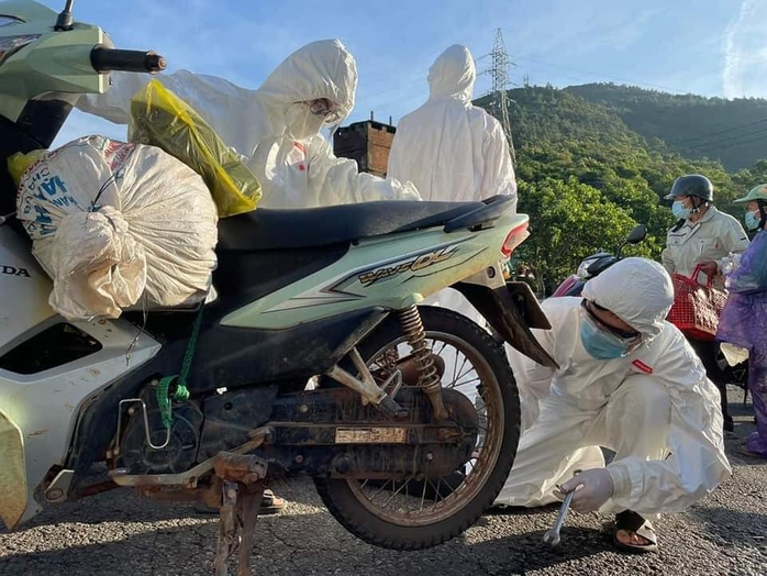 Sinh viên Trường ĐH Đông Á: Vượt mưa gió, xuyên đêm cứu hộ xe máy, giúp dân về quê tránh dịch - Ảnh 1.