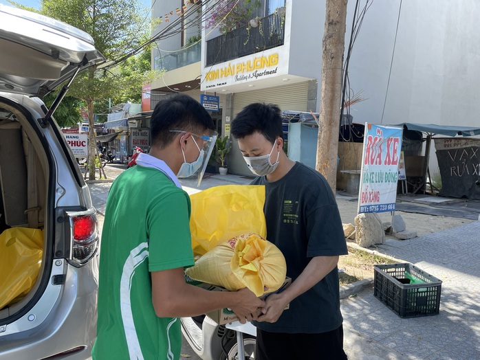 Sinh viên Trường ĐH Đông Á: Vượt mưa gió, xuyên đêm cứu hộ xe máy, giúp dân về quê tránh dịch - Ảnh 11.