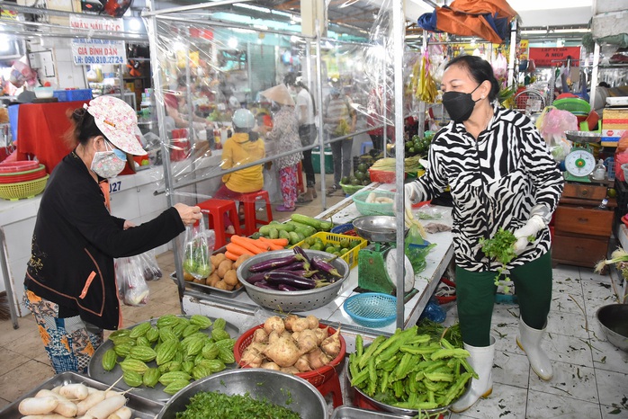 Chợ Bến Thành thưa thớt khách hàng trong ngày đầu mở cửa - Ảnh 15.