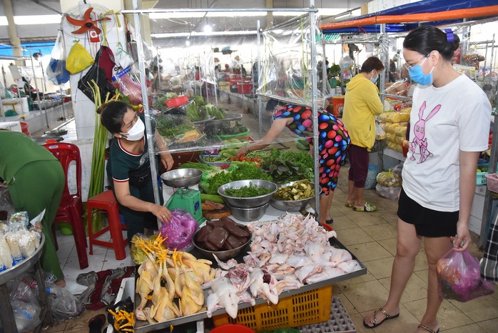 Chợ Bến Thành thưa thớt khách hàng trong ngày đầu mở cửa - Ảnh 9.