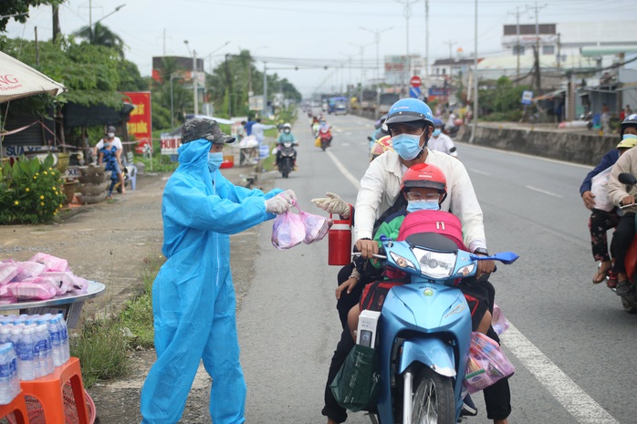 Hình ảnh xúc động đón công dân miền Tây trở về - Ảnh 24.