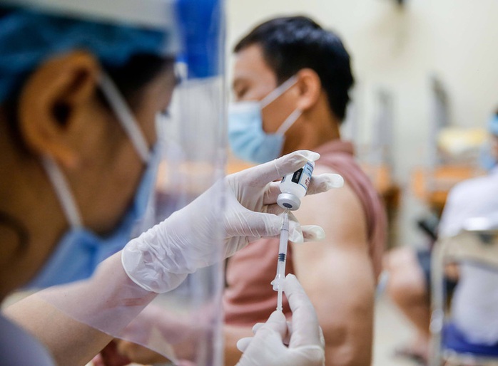 TP HCM: Hơn 68% người dân tiêm vắc-xin mũi 2, tiếp tục tiêm vét - Ảnh 1.