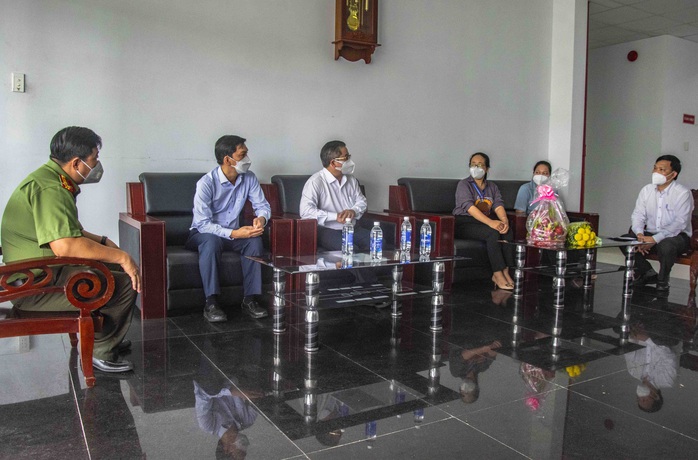 Chủ tịch Cần Thơ thăm, tặng quà bệnh nhân Khmer mắc Covid-19 - Ảnh 2.