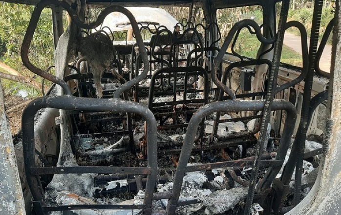 Ôtô 16 chỗ bốc cháy bất thường trong đêm, nghi bị đốt - Ảnh 2.