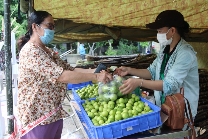 Khánh Hoà: Liên đoàn Lao động phối hợp với Tỉnh đoàn mở điểm tiêu thụ nông sản hỗ trợ nông dân - Ảnh 5.