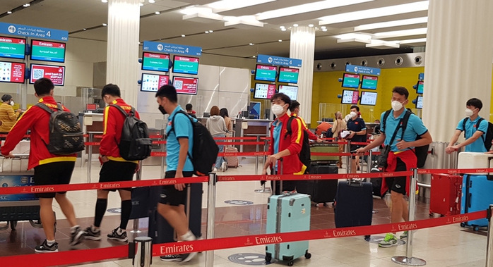 Hành trình di chuyển xuyên đêm sang Oman của đội tuyển Việt Nam - Ảnh 9.