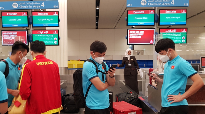 Hành trình di chuyển xuyên đêm sang Oman của đội tuyển Việt Nam - Ảnh 7.
