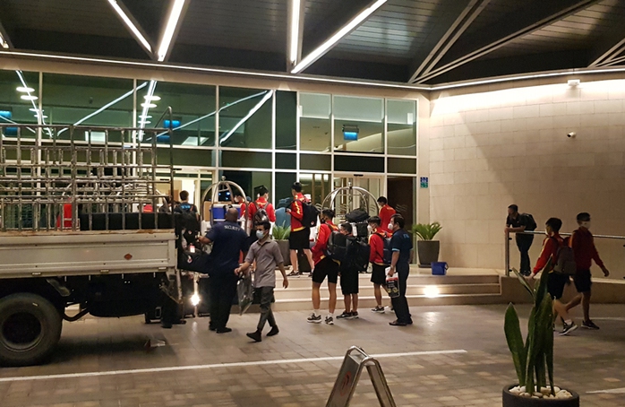Hành trình di chuyển xuyên đêm sang Oman của đội tuyển Việt Nam - Ảnh 2.