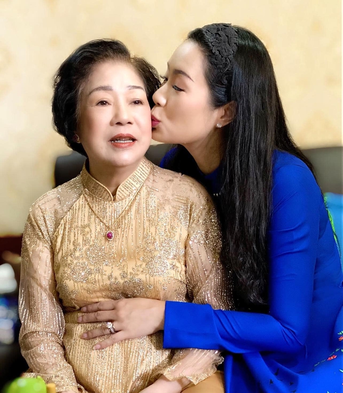 NSƯT Trịnh Kim Chi nghẹn ngào tiễn biệt mẹ, đồng nghiệp xúc động - Ảnh 2.