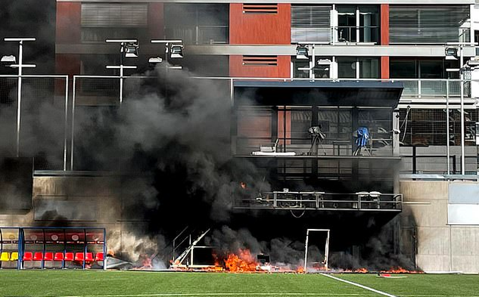 Cháy lớn sân đá World Cup, dàn sao tuyển Anh hoảng hốt - Ảnh 2.