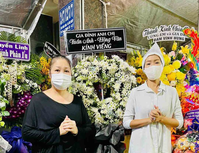 NSƯT Trịnh Kim Chi nghẹn ngào tiễn biệt mẹ, đồng nghiệp xúc động - Ảnh 1.