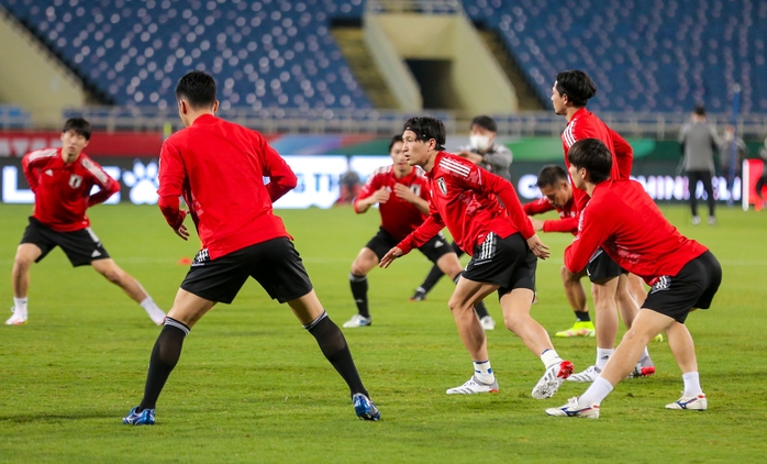Minamino cùng đồng đội phô diễn kĩ thuật trên sân Mỹ Đình trước trận đấu với tuyển Việt Nam - Ảnh 4.