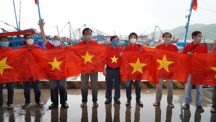 Một triệu lá cờ Tổ quốc cùng ngư dân bám biển: Chung tay giữ biển - Ảnh 2.