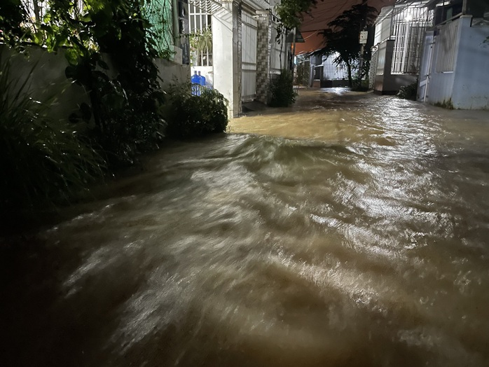 Nhiều khu vực ở Khánh Hòa ngập sâu tới 1,5m do mưa lớn kéo dài - Ảnh 9.