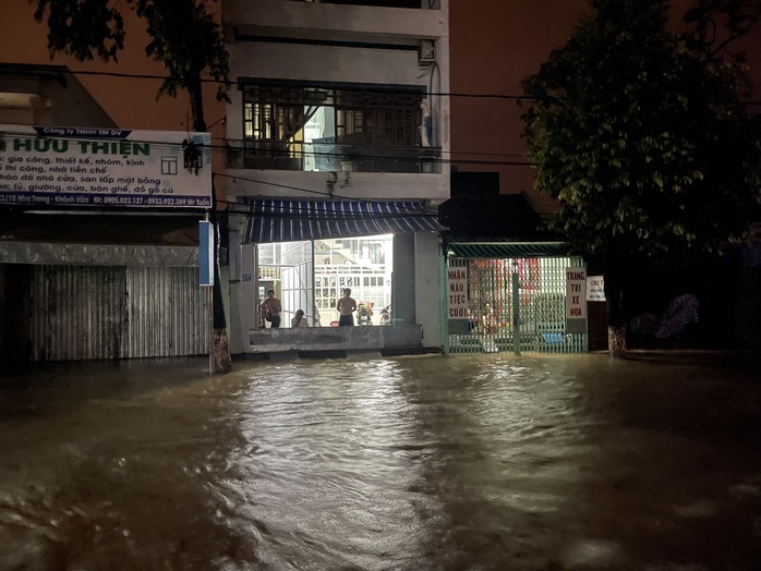 Nhiều khu vực ở Khánh Hòa ngập sâu tới 1,5m do mưa lớn kéo dài - Ảnh 7.