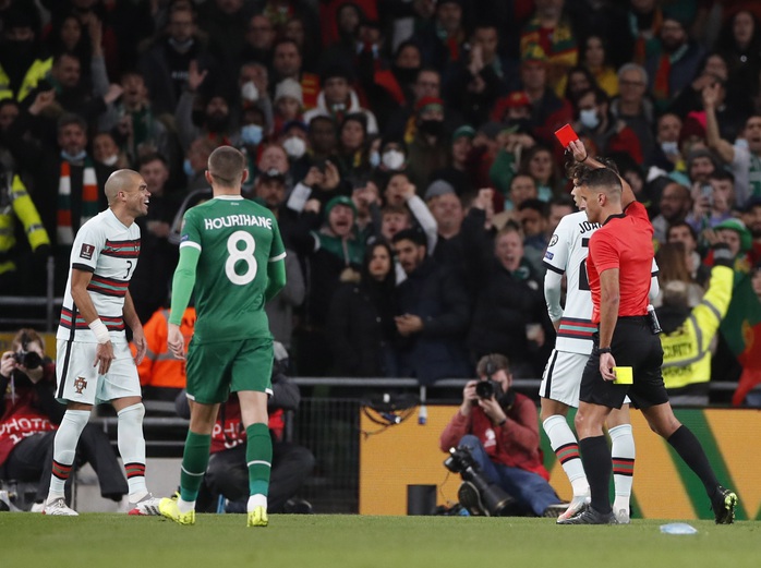 Ronaldo tịt ngòi, Bồ Đào Nha hụt tranh vé sớm dự World Cup - Ảnh 3.